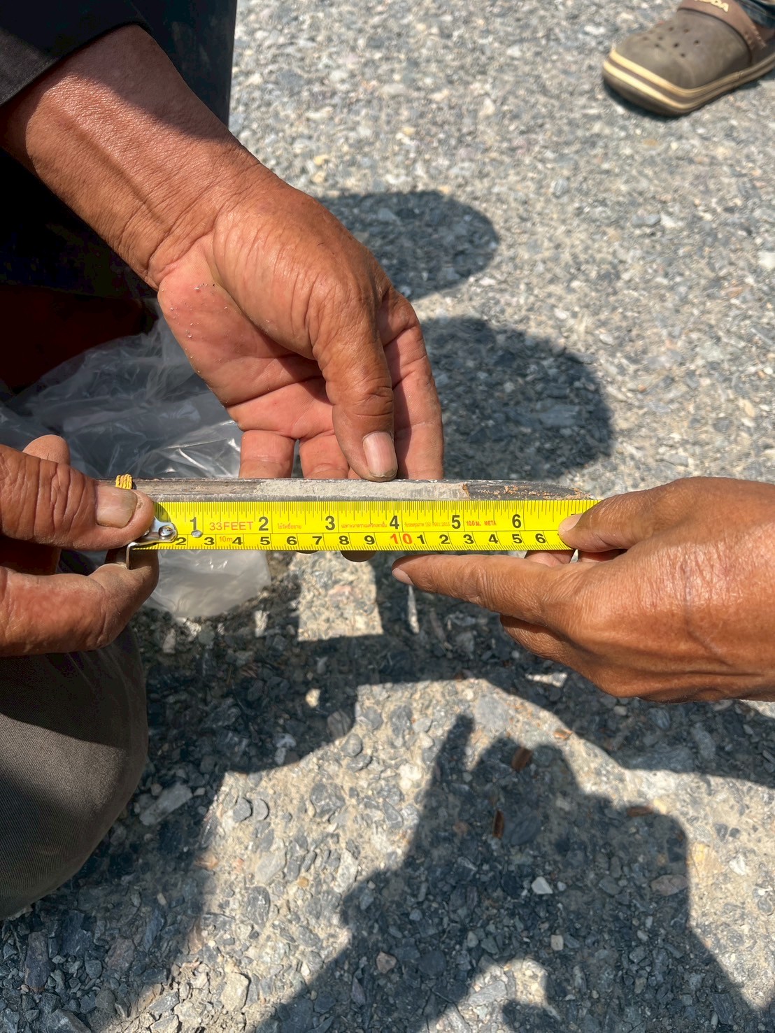 title - วันที่ 17 มีนาคม 2569 นายวิทูล ประดิษฐบุญ ปฏิรูปที่ดินจังหวัดปราจีนบุรี  มอบหมายให้ นายเชวงศักดิ์ อะปะมาตร ผู้อำนวยการกลุ่มงานช่างและแผนที่  นางรักษ์หทัยรัตน์ เมทนีกรชัย หัวหน้าฝ่ายบริหาร และเจ้าหน้าที่ ส.ป.ก.ปราจีนบุรี ลงพื้นที่ตรวจรับงานก่อสร้างถนนสายซอยในแปลงเกษตรกรรม ในเขตปฏิรูปที่ดิน ให้แก่เกษตรกรผู้ไร้ที่ดินทำกิน